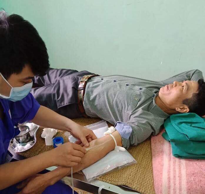 Cán bộ, công chức và đoàn viên, thanh niên xã Việt Vinh tích cực hưởng ứng phong trào hiến máu tình nguyện.