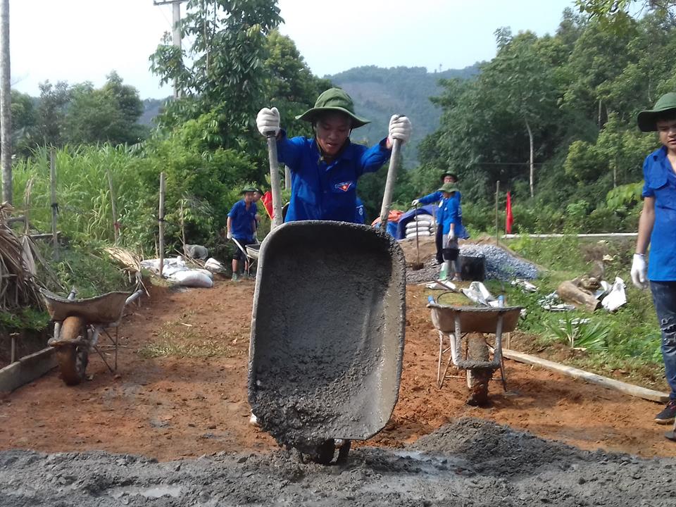 Tuổi trẻ xã Việt Vinh chung tay xây dựng Nông thôn mới.