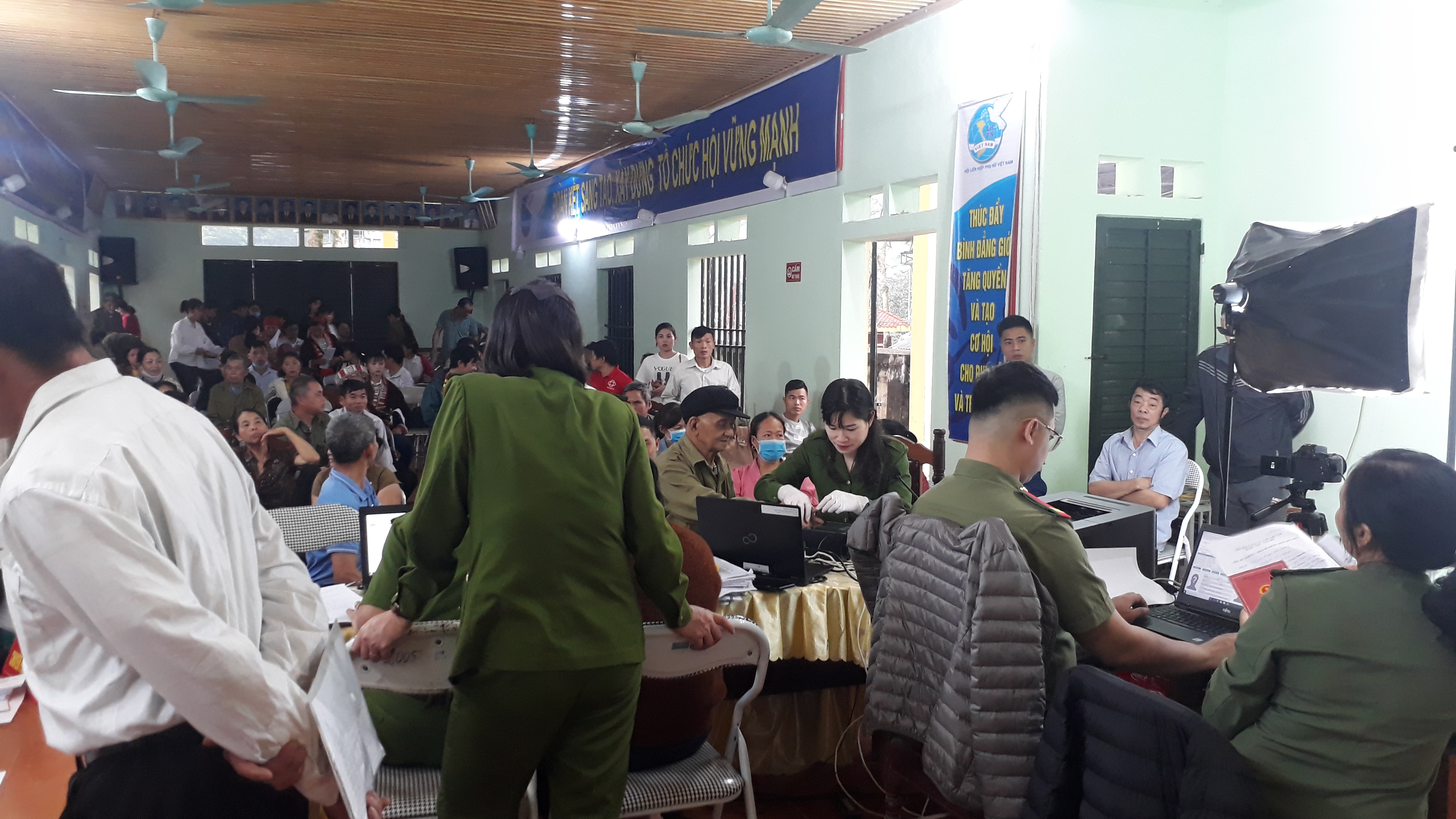 Công an huyện Bắc Quang triển khai làm căn cước công dân tại xã Việt Vinh.