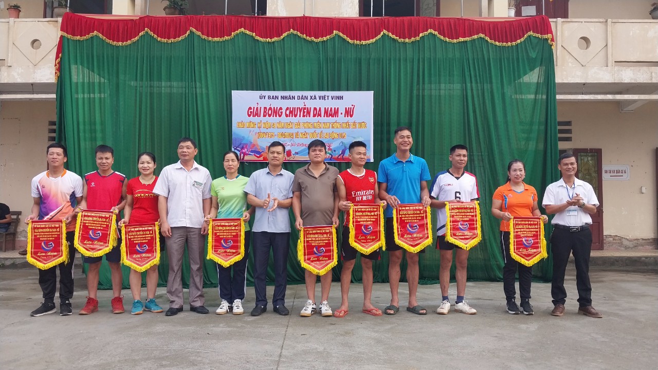 Xã Việt Vinh tổ chức giải bóng chuyền da nam, nữ.