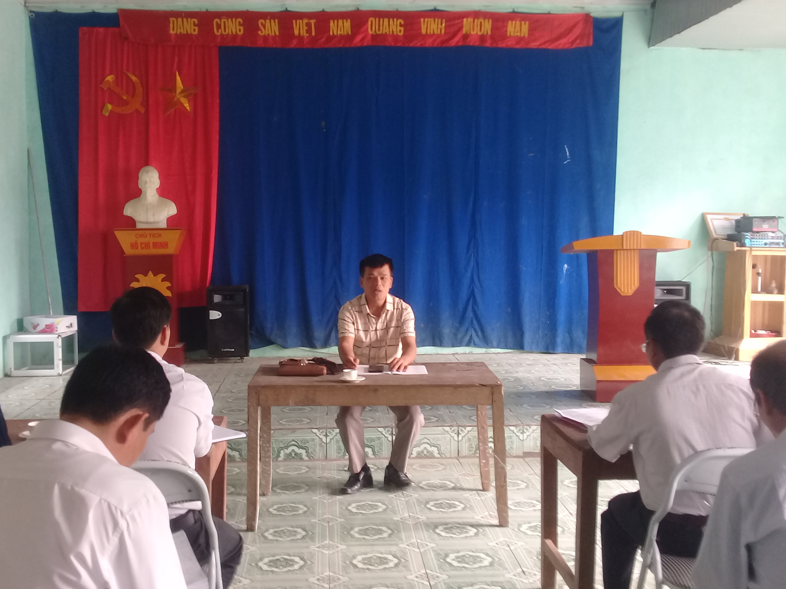 Đồng chí Lương Tiến Dũng PBT thường trực Huyện ủy dự họp chi bộ tại thôn Tân Tạo xã Việt Vinh.