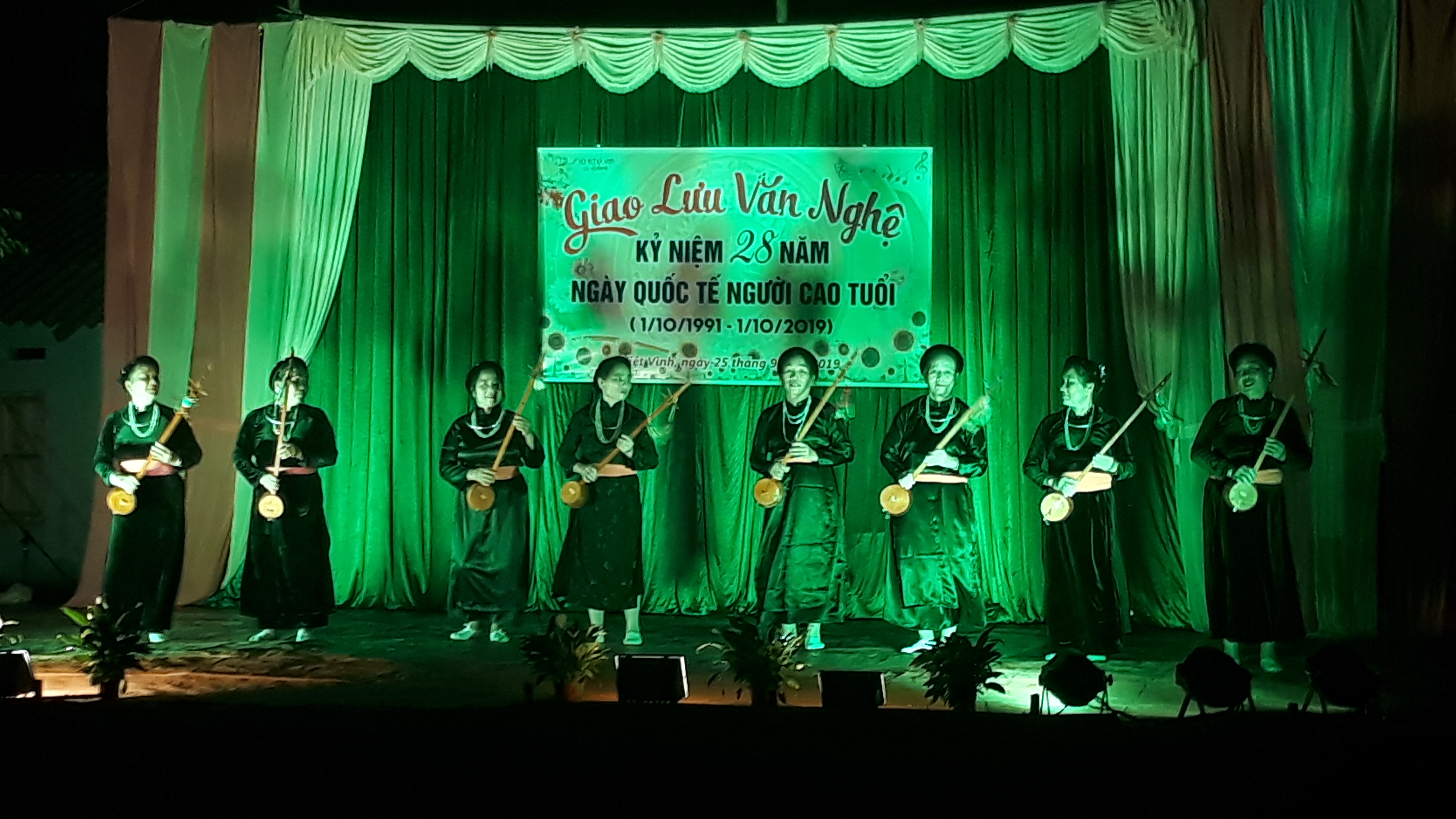 Giao lưu văn nghệ Tiếng hát người cao tuổi thôn Tân An xã Việt Vinh