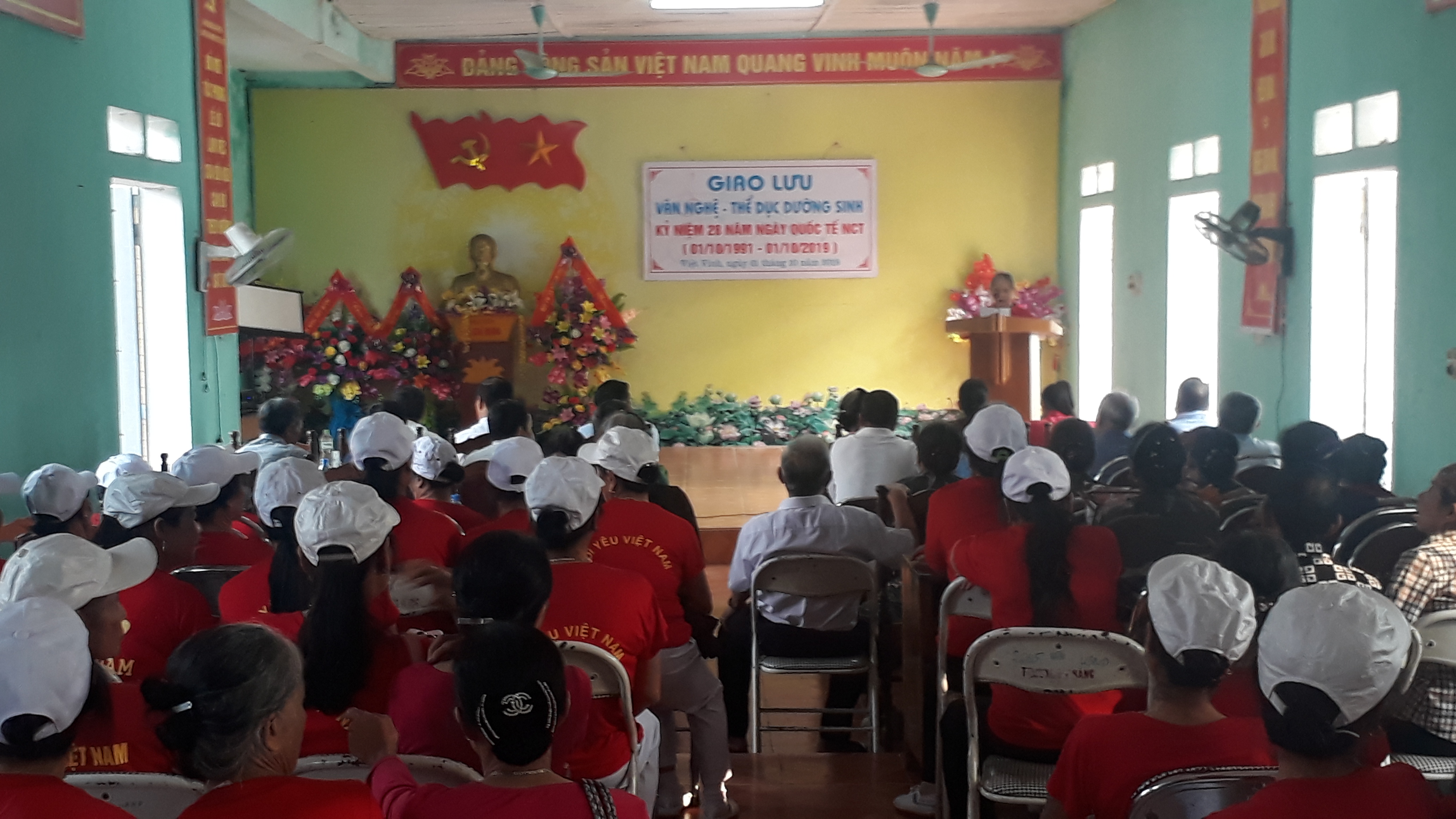 Hội người cao tuổi xã Việt Vinh tổ chức buổi giao lưu thể dục dưỡng sinh và giao lưu văn nghệ.