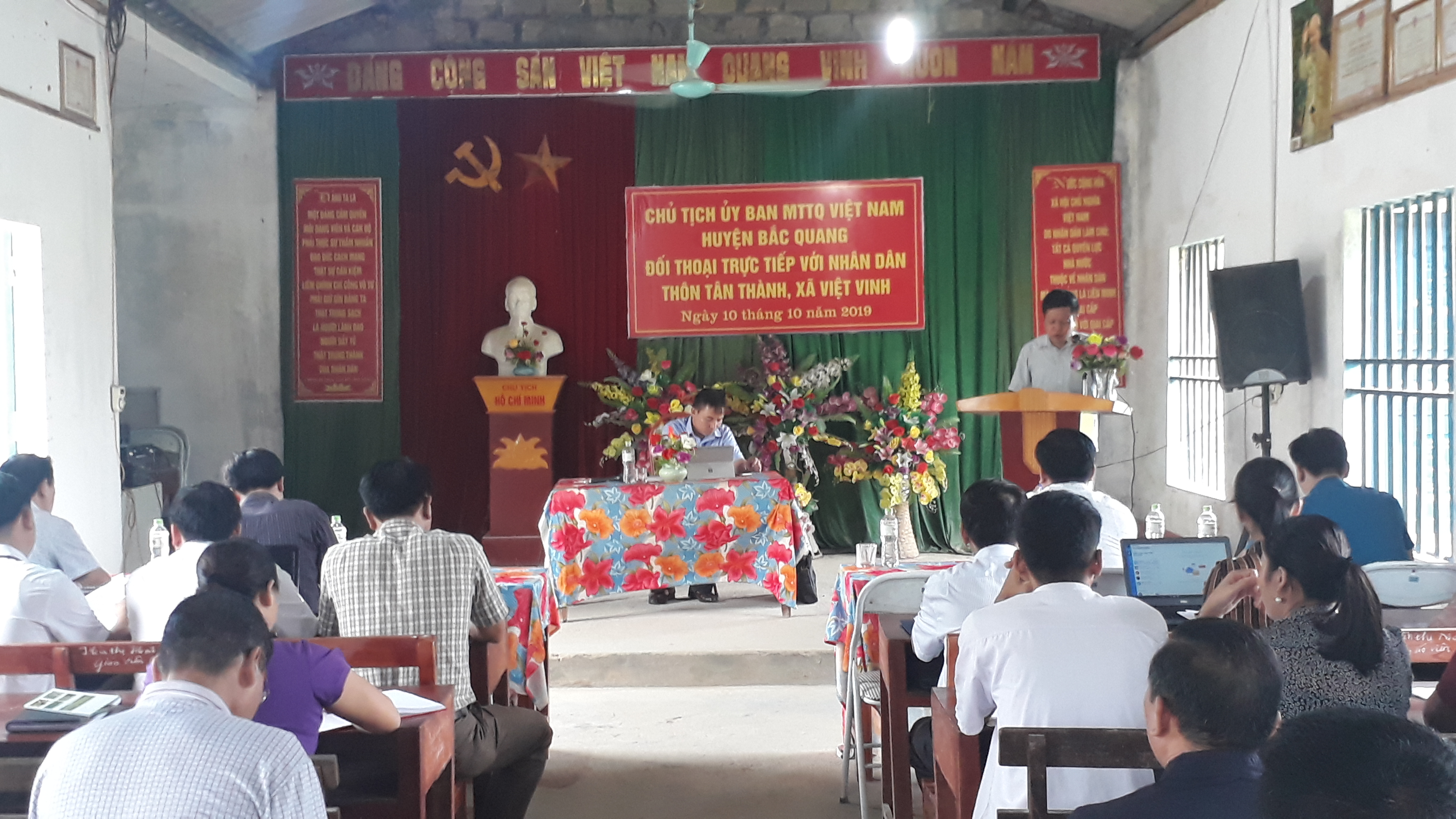 Chủ tịch UBMTTQVN huyện Bắc Quang đối thoại trực tiếp với nhân dân thôn Tân Thành xã Việt Vinh.
