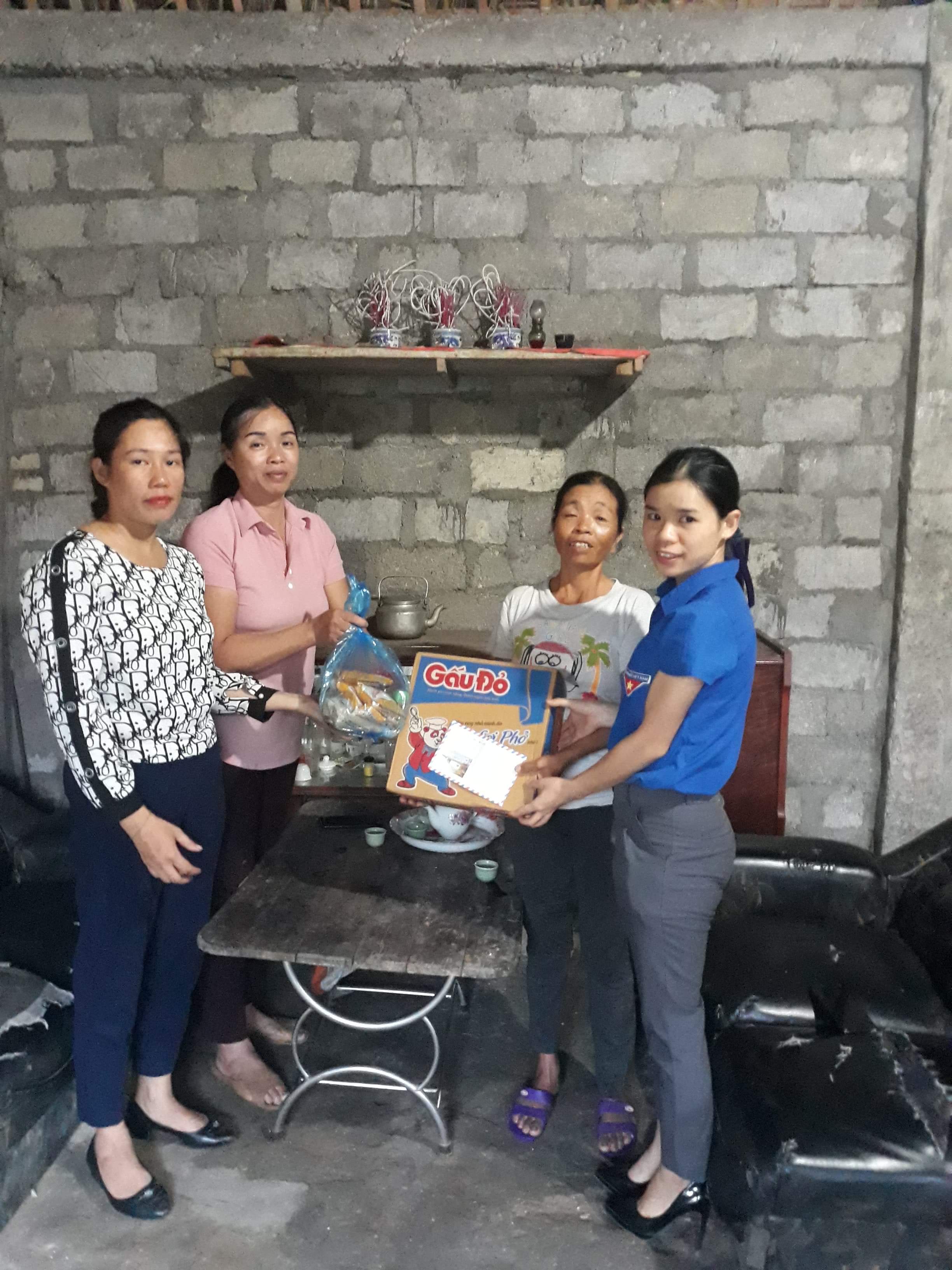 Hội LHPN, Đoàn thanh CSHCM xã Việt Vinh tặng quà các gia đình có hoàn cảnh khó khăn tại thôn Việt Tân và thôn Thượng Mỹ.