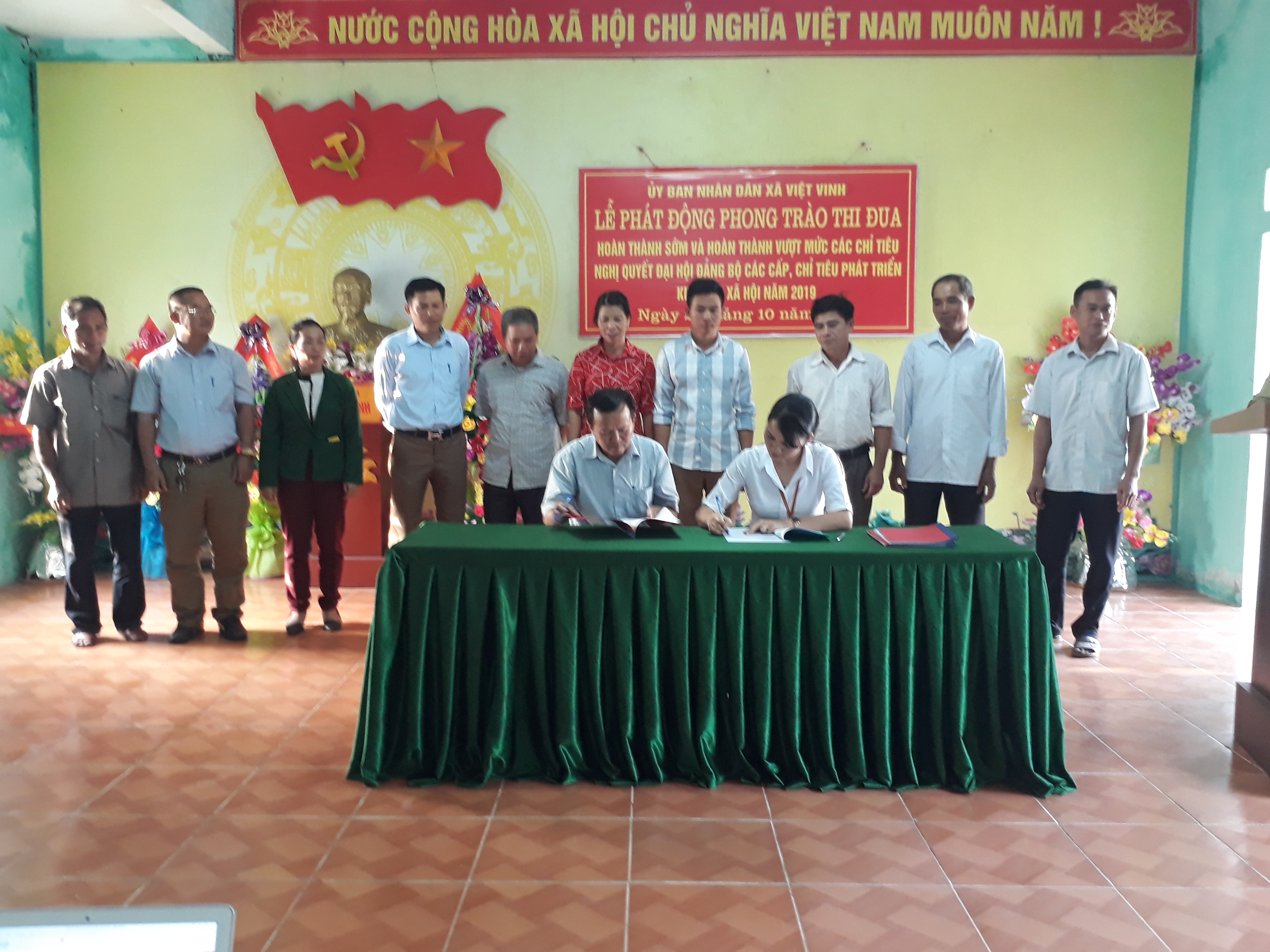 UBND xã Việt Vinh tổ chức Lễ phát động thi đua nước rút hoàn thành chỉ tiêu Nghị quyết Đại hội Đảng bộ các cấp, chỉ tiêu phát triển kinh tế - xã hội  năm 2019 và các chỉ tiêu xây dựng NTM nâng cao.