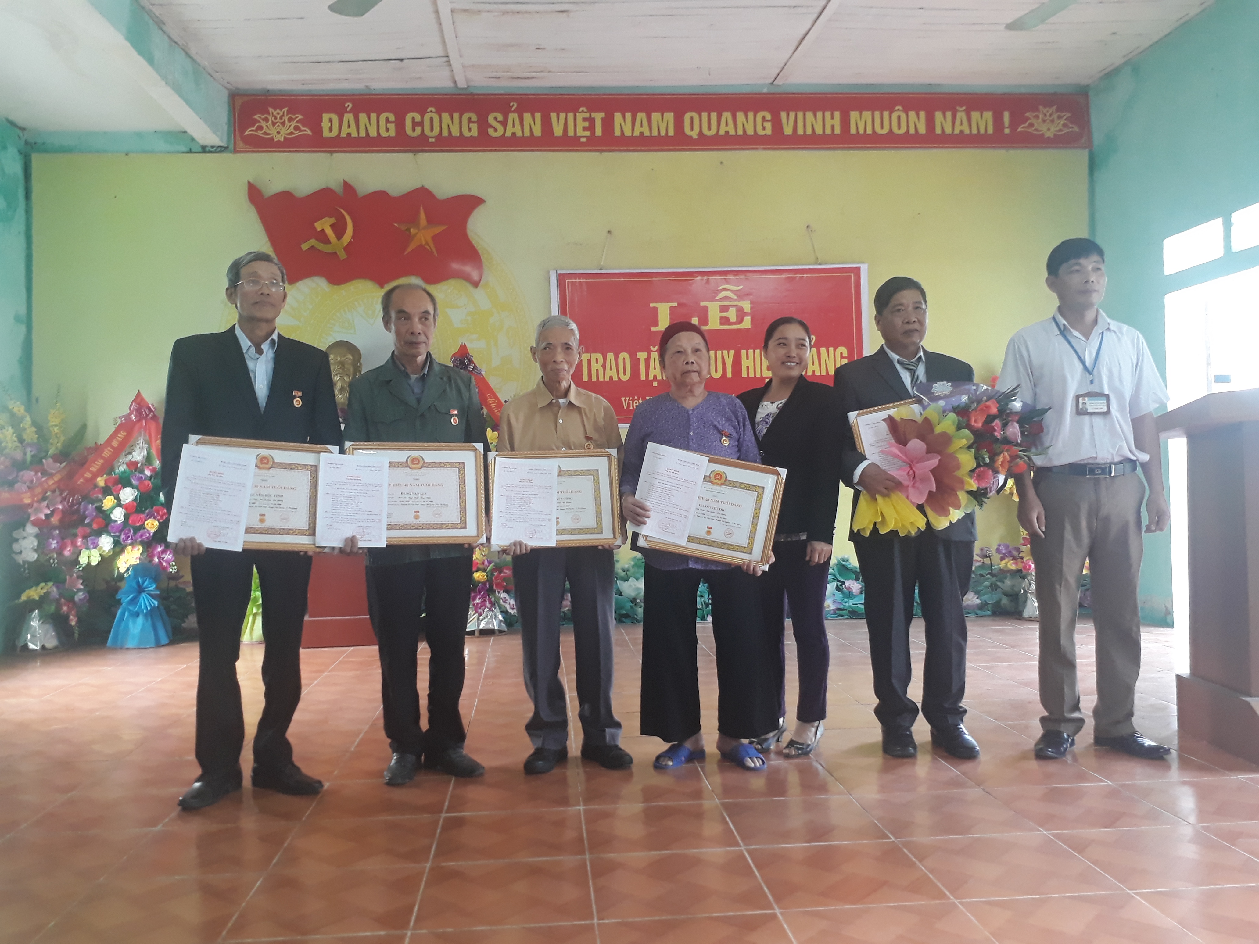 Đảng ủy xã Việt Vinh tổ chức Lễ trao tặng huy hiệu đảng.
