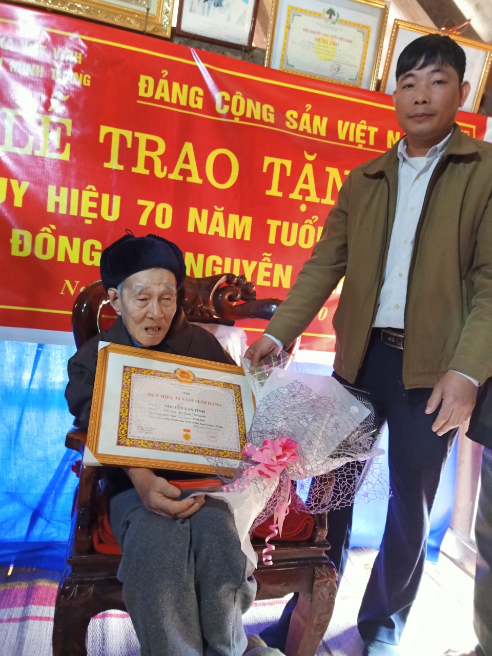 Ngày 17/02/2020, tại Nhà văn hóa thôn Minh Thắng, Ðảng ủy xã Việt Vinh đã tổ chức Lễ trao tặng Huy hiệu 70 năm tuổi Đảng cho đồng chí Nguyễn Văn Tình đảng viên chi bộ thôn Minh Thắng.