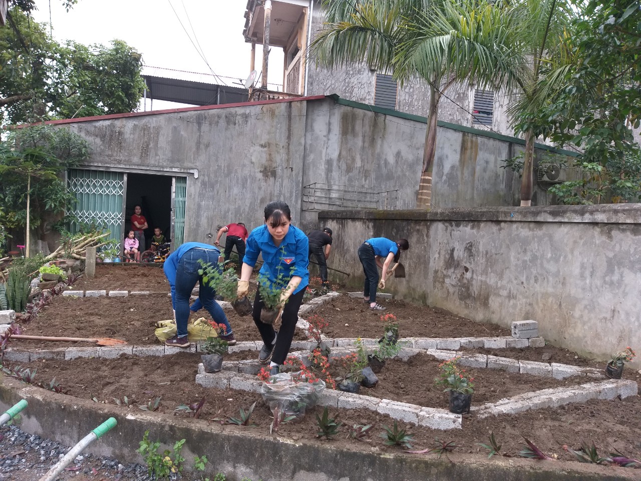 Đoàn thanh niên xã Việt Vinh xây dựng công trình vườn hoa chào mừng Đại hội Đảng các cấp nhiệm kỳ2020-2025.