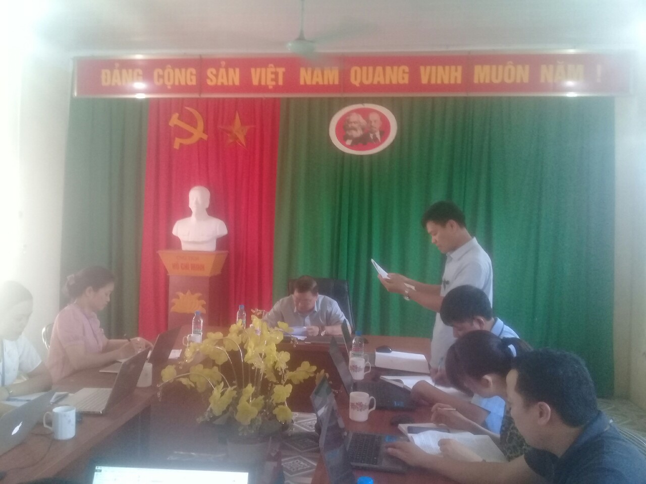 Thường trực huyện ủy huyện Bắc Quang làm việc với Ban thường vụ xã Việt Vinh.