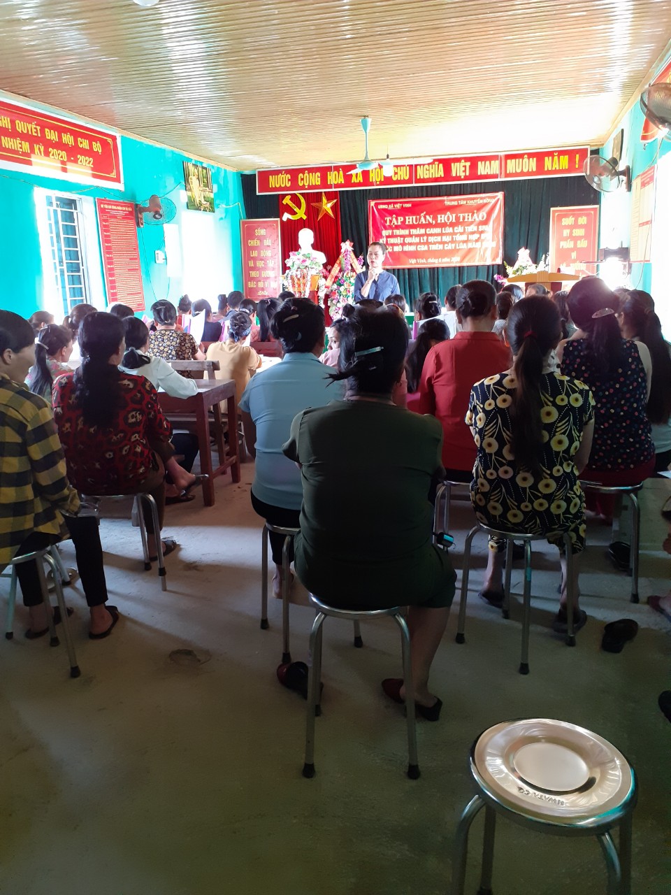 Tập huấn quy trình thâm canh lúa cải tiến SRI tại thôn Minh Thắng, xã Việt Vinh