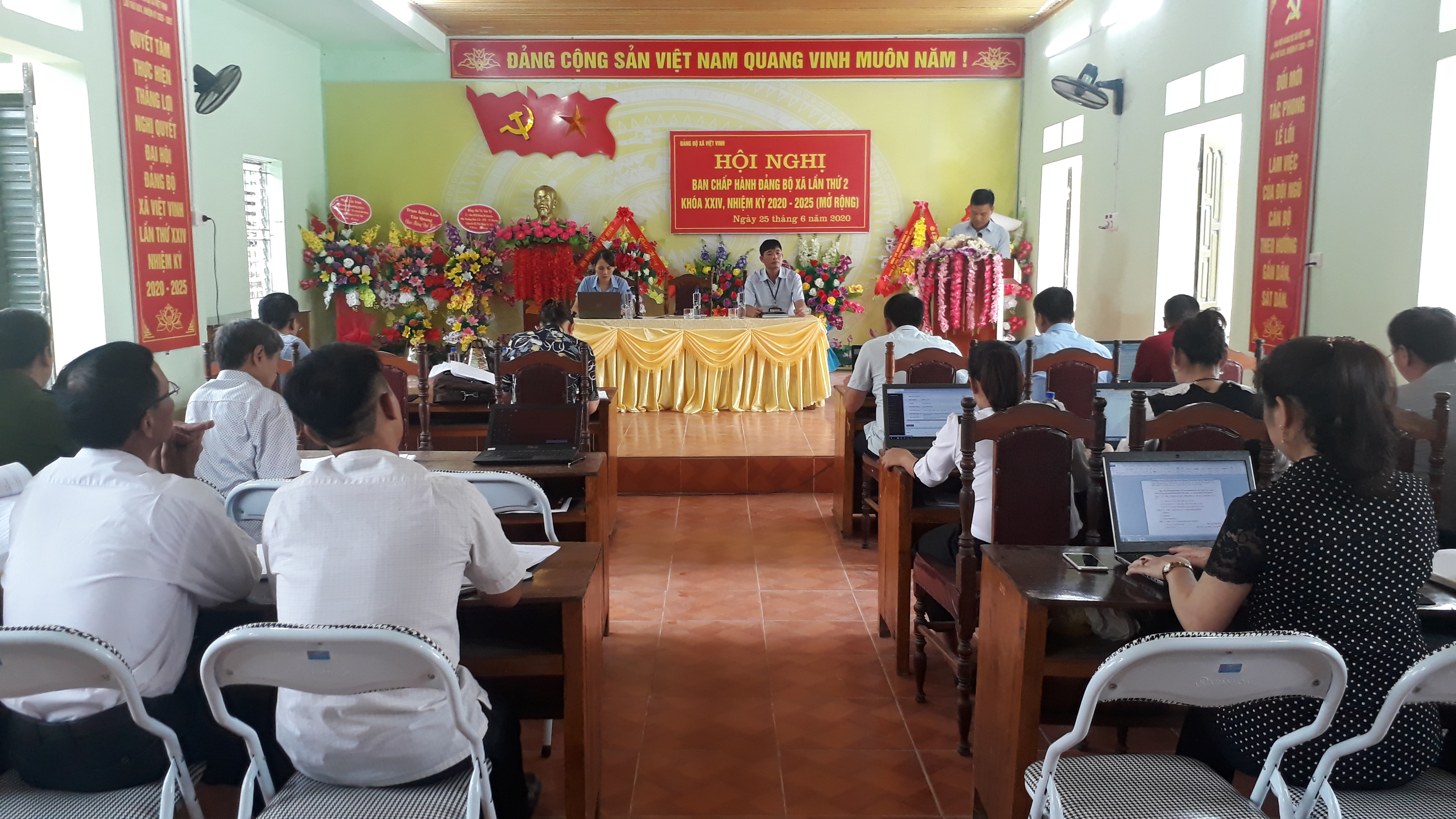 Hội nghị Ban chấp hành Đảng bộ xã Việt Vinh.