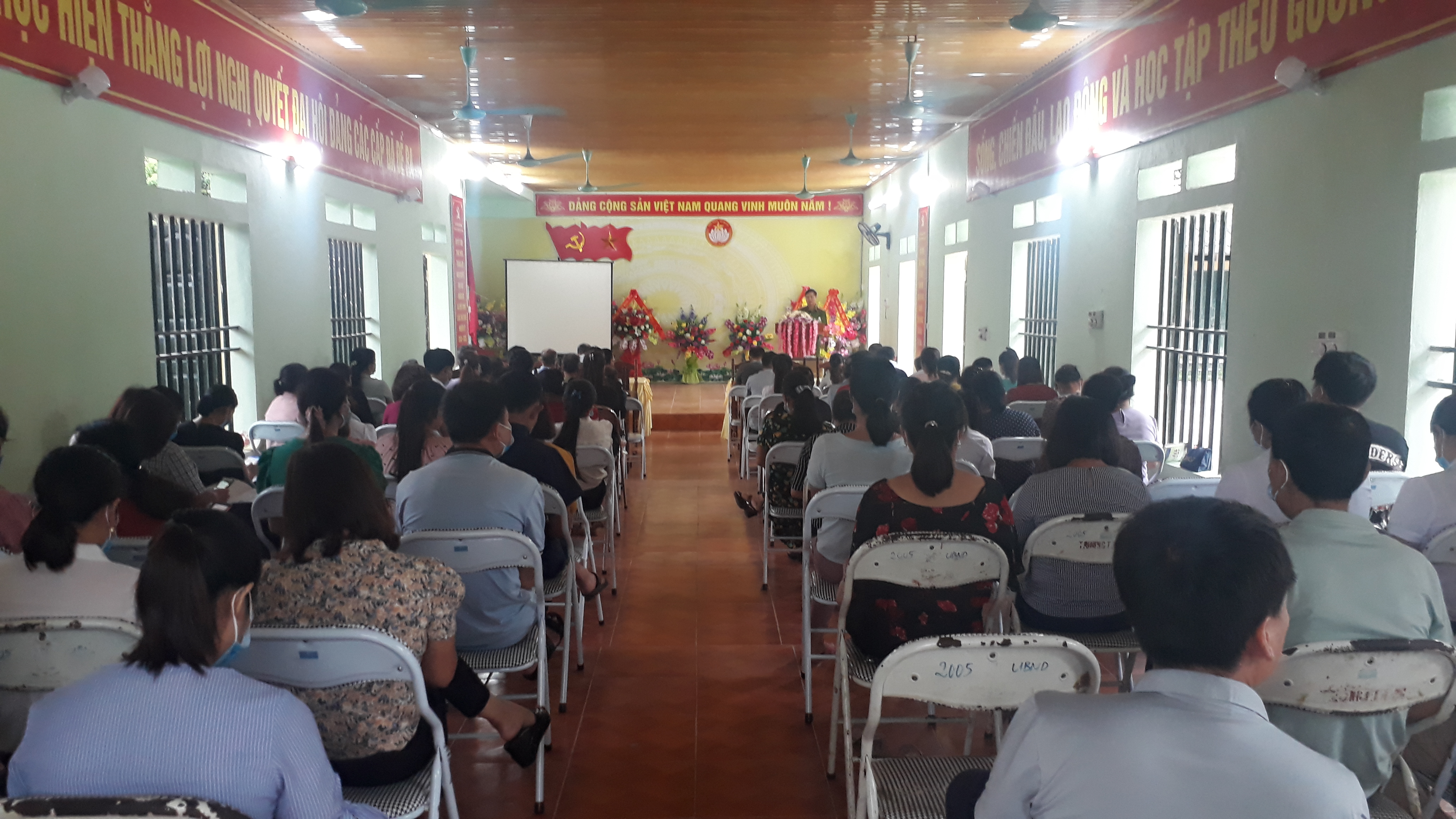 Xã Việt Vinh phối hợp với Ban chăm sóc sức khỏe nhân dân huyện Bắc Quang, tổ chức hội nghị nói chuyện chuyên đề về tảo hôn, kết hôn cận huyết thống và sinh con thứ 3 trở lên năm 2020.