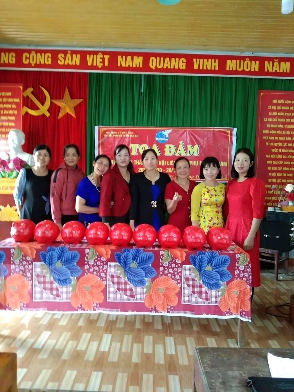 Hội viên chi hội phụ nữ thôn Tân An, xã Việt Vinh nuôi “lợn nhựa” thực hành tiết kiệm theo gương Bác