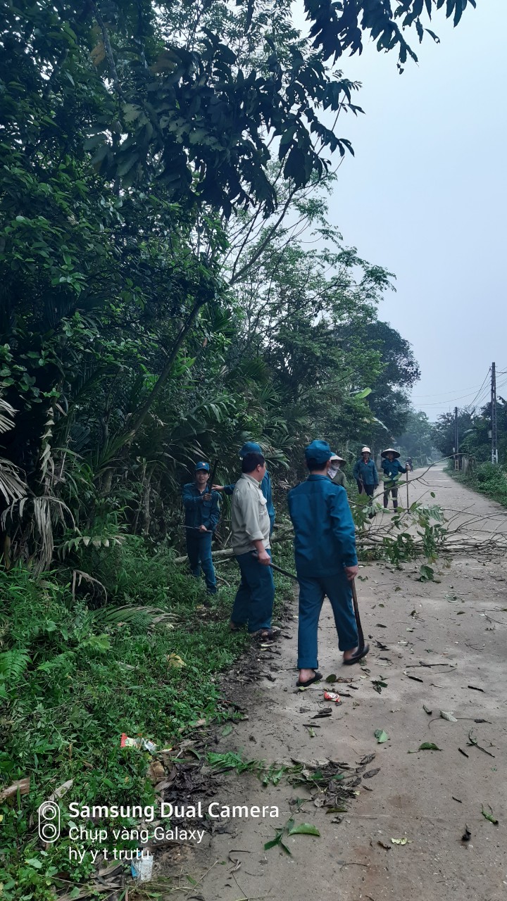 Lực lượng dân quân xã Việt Vinh tham gia tình nguyện tu sửa đường giao thông giúp dân  tại thôn Minh Thành.