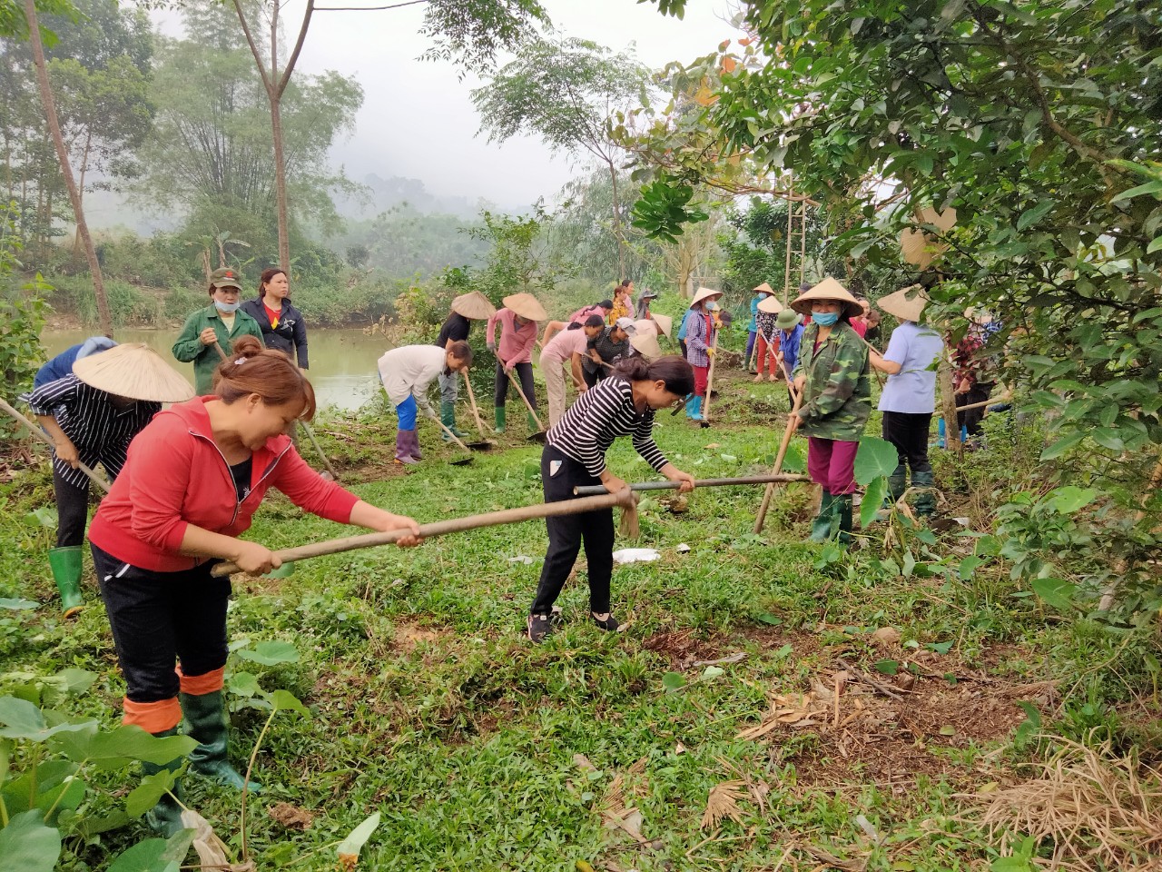 Hội phụ nữ xã Việt Vinh thực hiện cải tạo vườn tạp tại thôn Minh Thắng.