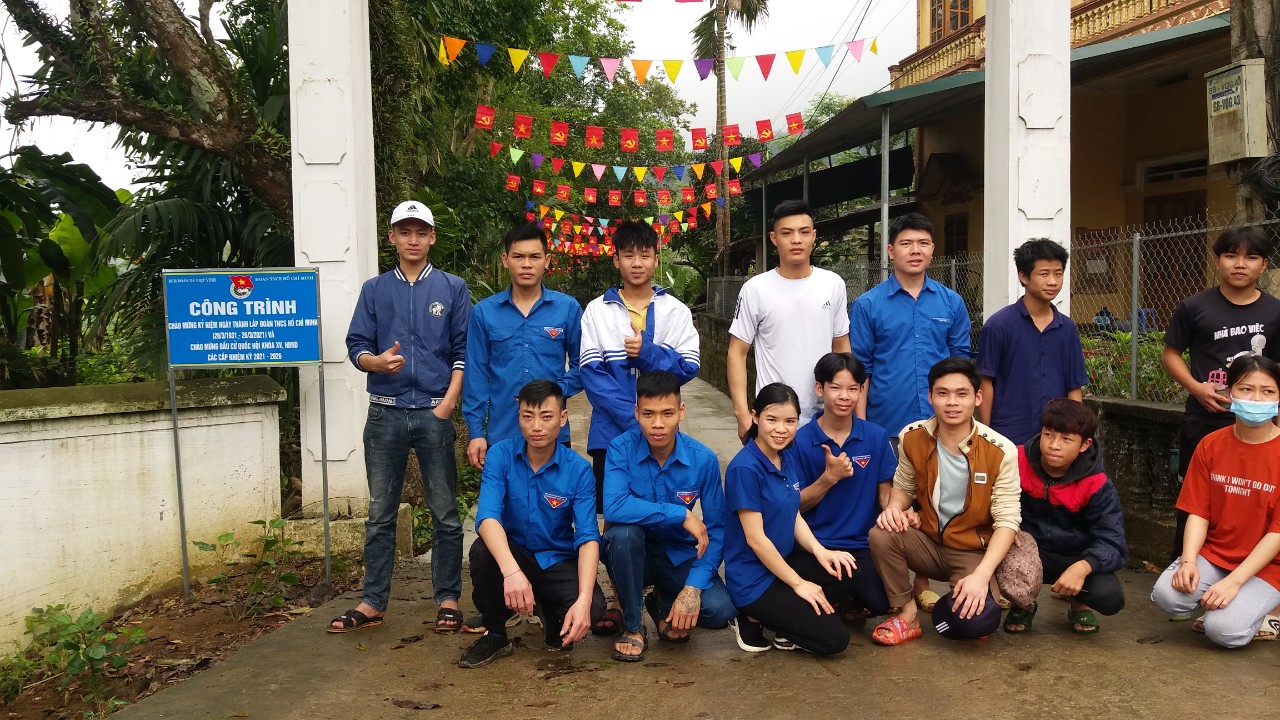 Đoàn xã Việt Vinh ra quân cắm bảng “đoạn đường thanh niên tự quản” năm 2021.